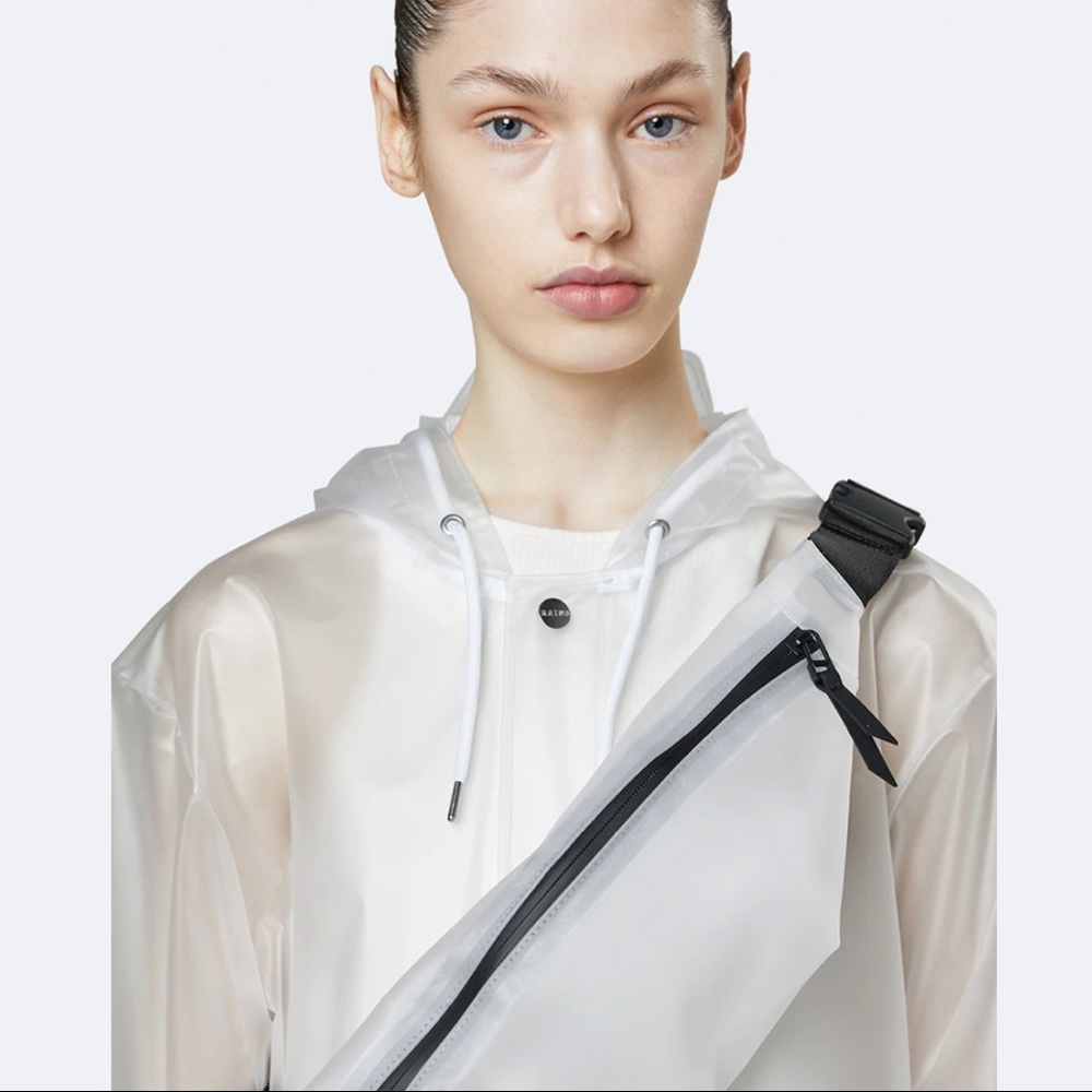 RAINS Bum Bag Mini / foggy white semi transparent